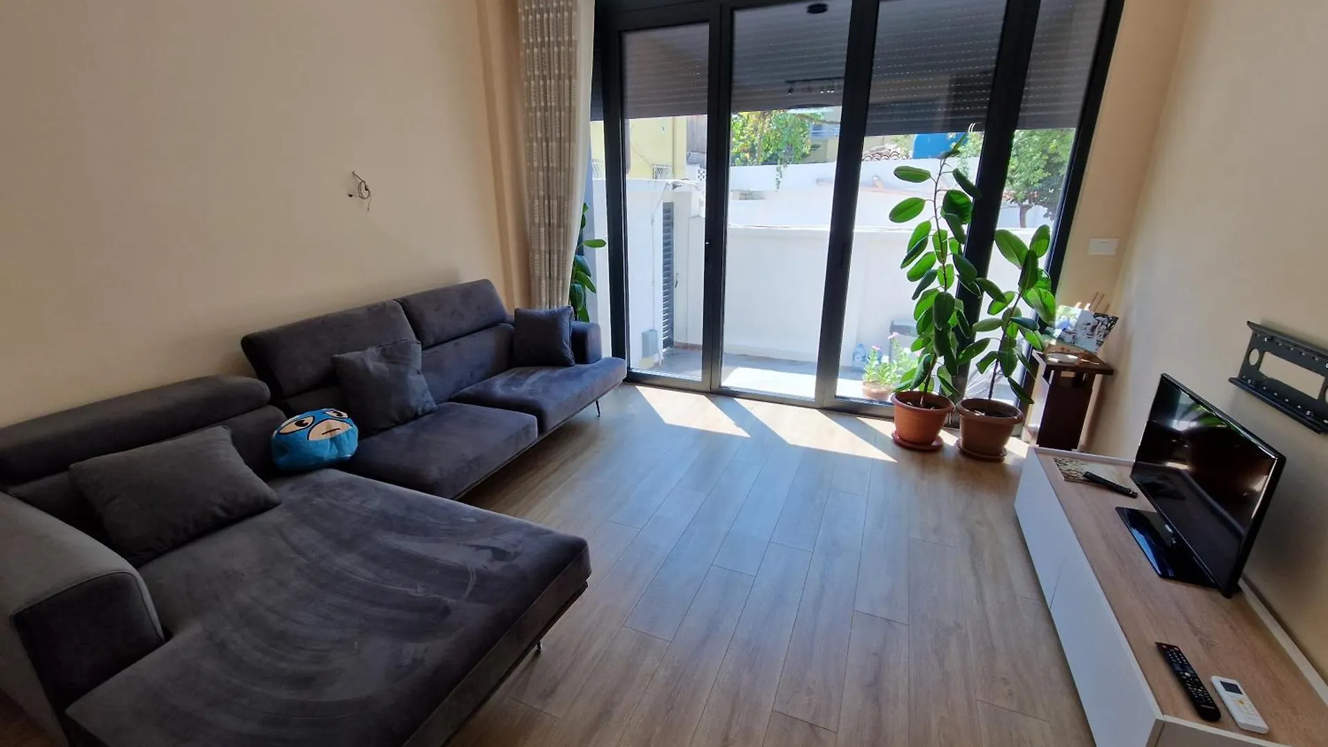 Villa Laci Apartment contacts